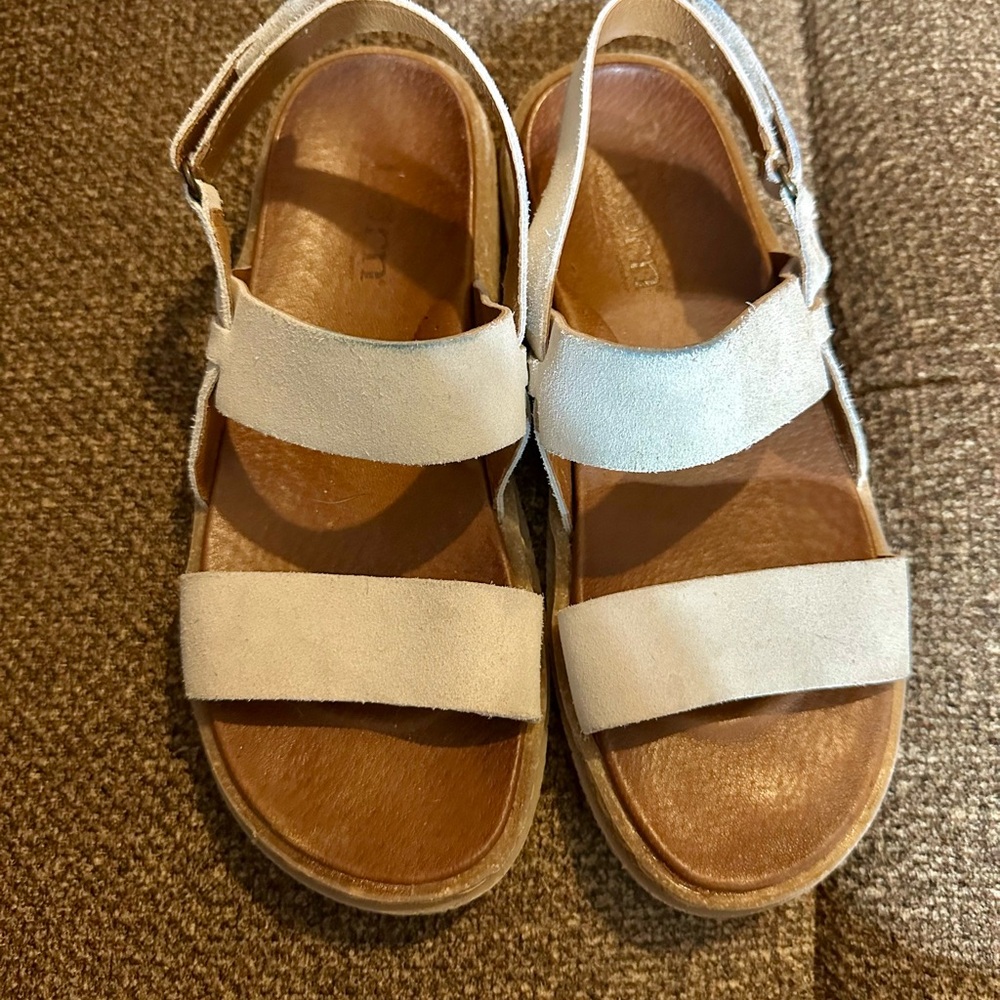 Born Women’s Tan Sandals